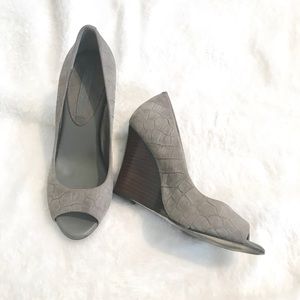 LIKE 🆕 grey leather Banana Republic wedges